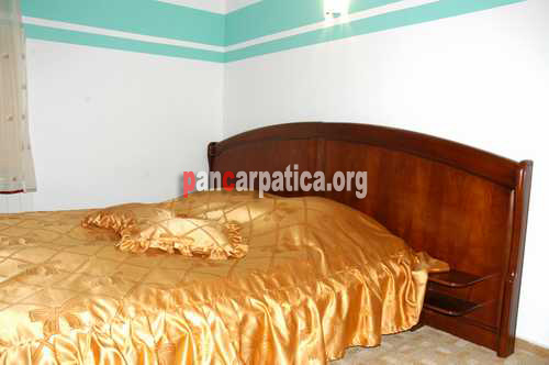 Imagine interior dormitor cu pat matrimonial incapator in pensiunea Casa Lucan din Vama