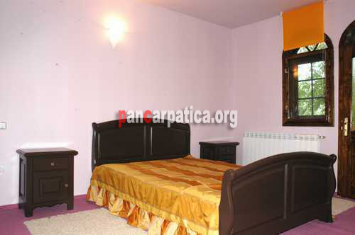 Imagine camera eleganta si spatioasa cu pat matrimonial din pensiunea Casa Lucan in localitatea Vama