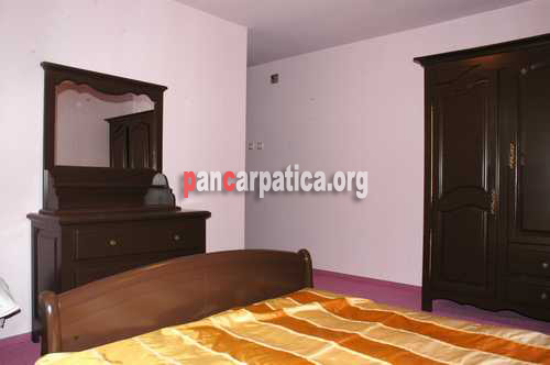 Imagine dormitor elegant cu pat matrimonial si oglinda din pensiunea Casa Lucan in localitatea Vama