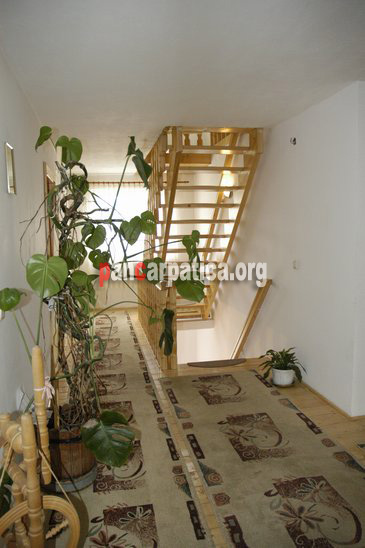 Imagine cu holul ce duce spre scari din pensiunea Gabimar-Ciocanesti