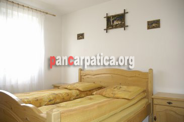 Imagine dormitor incapator cu pat matrimonial comod si mare la pensiunea Gabimar-Ciocanesti