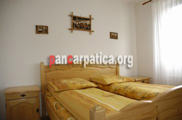 Imagine cu dormitorul din pensiunea Gabimar-Ciocanesti decorat cu mobila de buna calitate