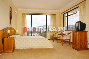 Imagine dormitor cu pat matrimonial si TV in Vila Ecotur -Ceahlau cu priveliste montana superba