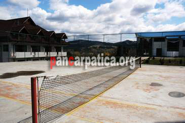 Imagine cu terenul de tenis al Vilei Ecotur din Ceahlau unde turistii pot juca tenis si sa faca miscare in aer liber