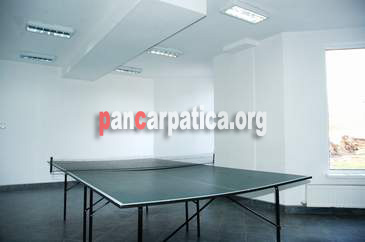 Imagine masa de tenis din interiorul Vilei Ecotur din Ceahlau unde poti juca in voie buna tenis de masa