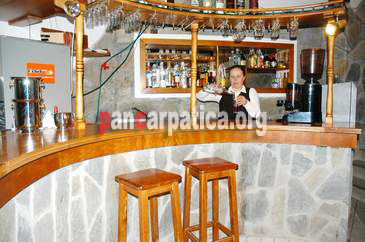 Imagine bar in cadrul Vilei Ecotur din Ceahlau unde se pot degusta vinuri din podgoriile molodovenesti si nu numai