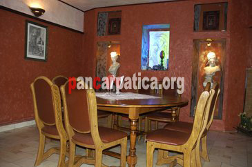 Imagine living in interiorul pensiunii-restaurant Luxor din Marginea cu scaune si mese din lemn, moderne