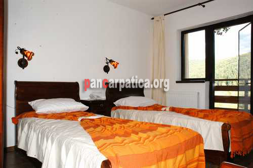 Imagine dormitor cu 2 paturi simple in interiorul pensiunii Casa Doamnei din Voronet
