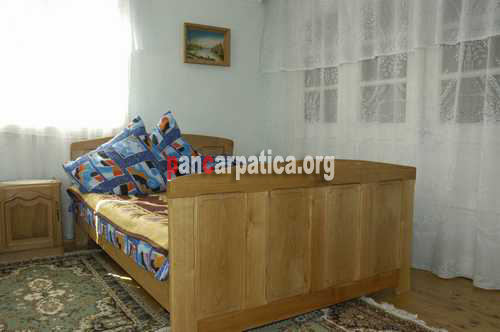 Imagine camera cu 2 paturi simple curate in pensiunea Stefan Viorica din Moldovita