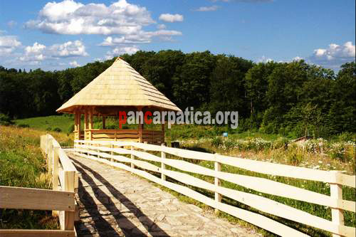 Imagine cu foisorul din lemn al pensiunii Poiana Putna, unde turistii se pot bucura de privelisti incantatoare si pot sa serveasca mese savuroase in aer liber
