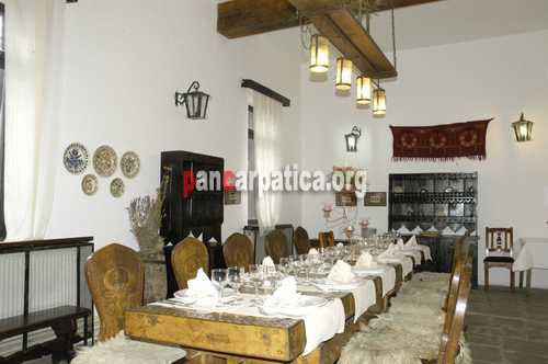Imagine cu sala de mese a Hanului Ancutei din Tupilati care isi asteapta invitatii sa ii bucure cu bucataria traditionala moldoveneasca