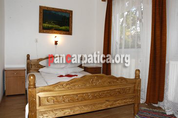 Imagine camera incapatoare cu pat matrimonial comod din pensiunea Cristal situata in Sucevita