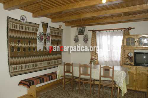 Imagine interior pensiune Costinar Aurica din Botiza, Maramures-cu decor traditional maramuresean