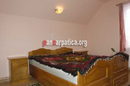 Imagine interior camera cu 2 paturi simple in pensiunea Costinar Aurica din Botiza