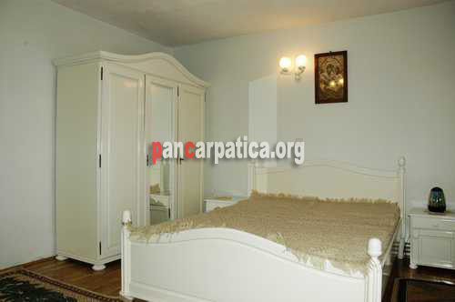 Imagine camera spatioasa cu pat matrimonial la pensiunea Costinar Aurica din Botiza, Maramures
