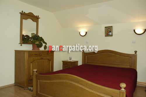 Imagine dormitor incapator cu pat matrimonial comod la pensiunea Costinar Aurica din Botiza