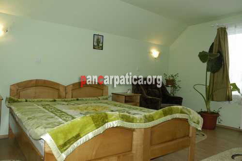 Imagine interior camera cu 2 paturi simple in pensiunea Costinar Aurica din Botiza-Maramures