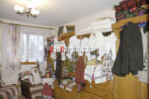 Imagine interior cu costume traditionale maramuresene in pensiunea Eladi situata in localitatea Borsa