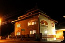 Casa Sucevita este noua, frumos decorata in centrul comunei Sucevita