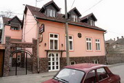 Imagine cu exteriorul pensiunii Hermannstadt cu amplasare stradala, pozitionat in inima Sibiului
